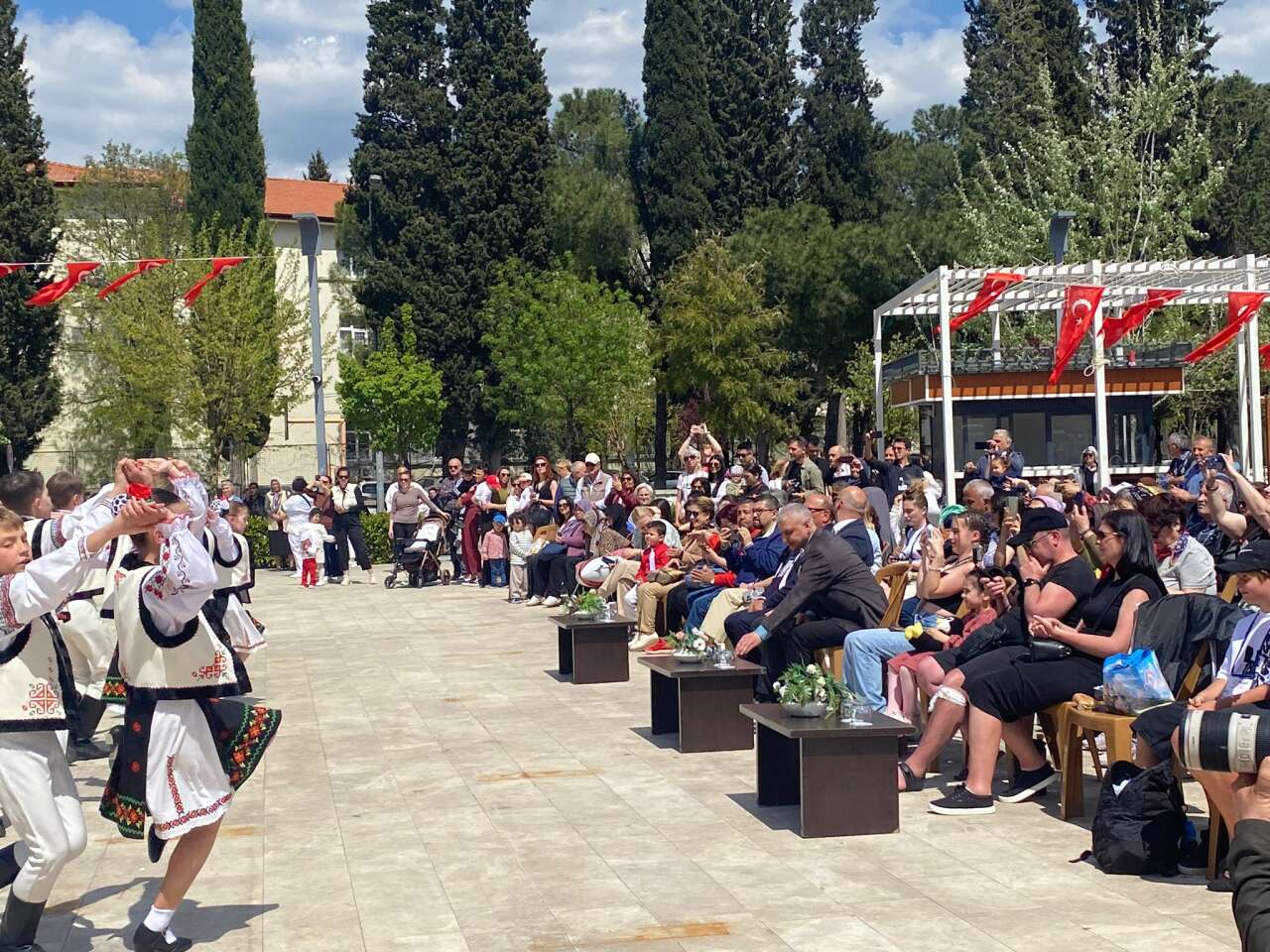 Menteşe’de Uluslararası Buluşma: 6 Ülkeden 260 Çocuk Aynı Sahneyi Paylaştı 1